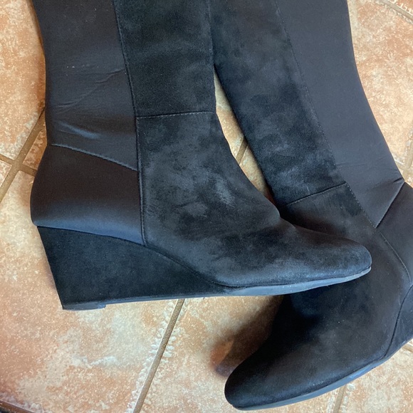 Antonio Melani Suede and Elastic knee high boots with small heel. 7.5 - Picture 2 of 7